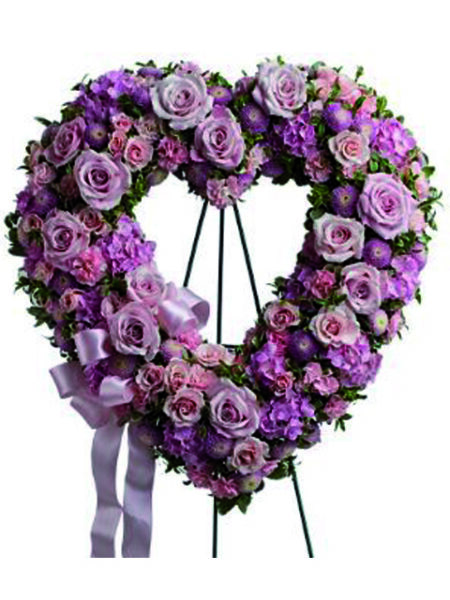 Corona cuore di fiori rosa.