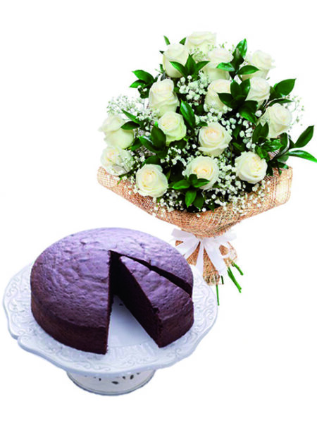 Rose bianche e torta al cioccolato
