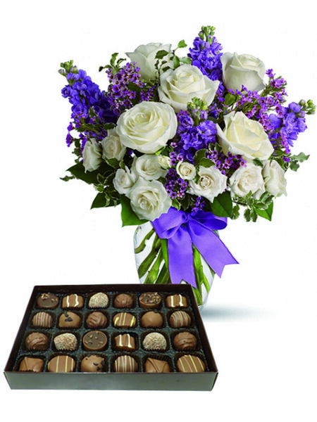 rose bianche fiori viola e cioccolatini