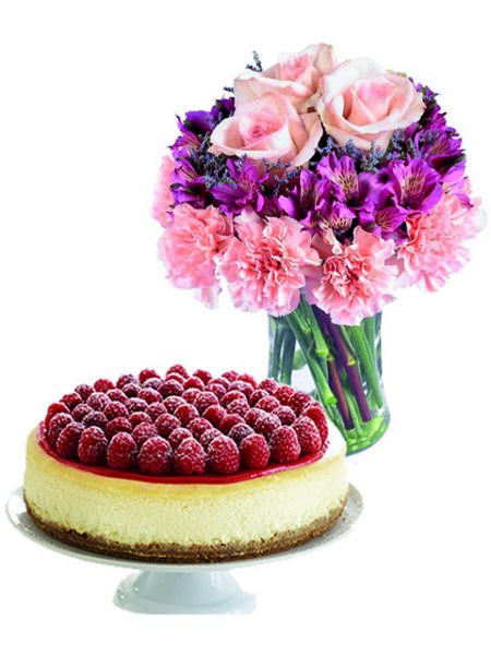 rose e alstroemerie con torta cheesecake