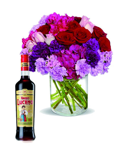 Rose e fiori fuxia con amaro Lucano