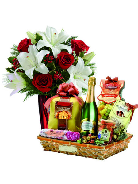Bouquet di rose lilium e cesto natalizio